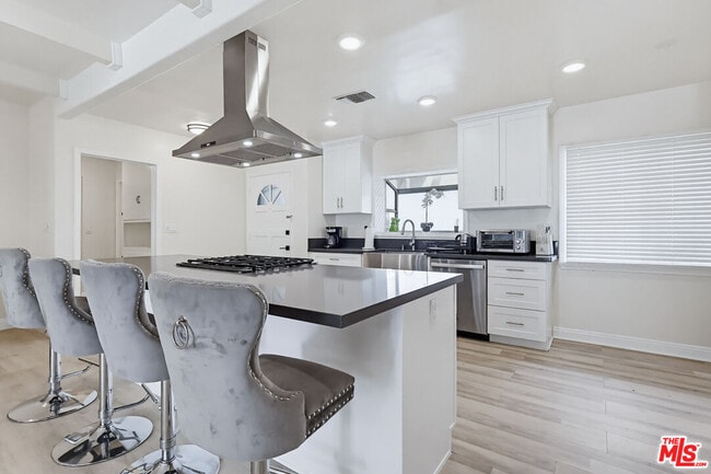 Building Photo - 9209 Paramount Blvd