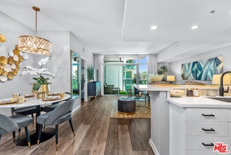 Building Photo - 13700 Marina Pointe Dr