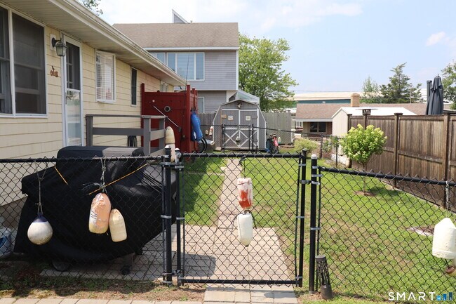 Building Photo - 14 Leeway Dr