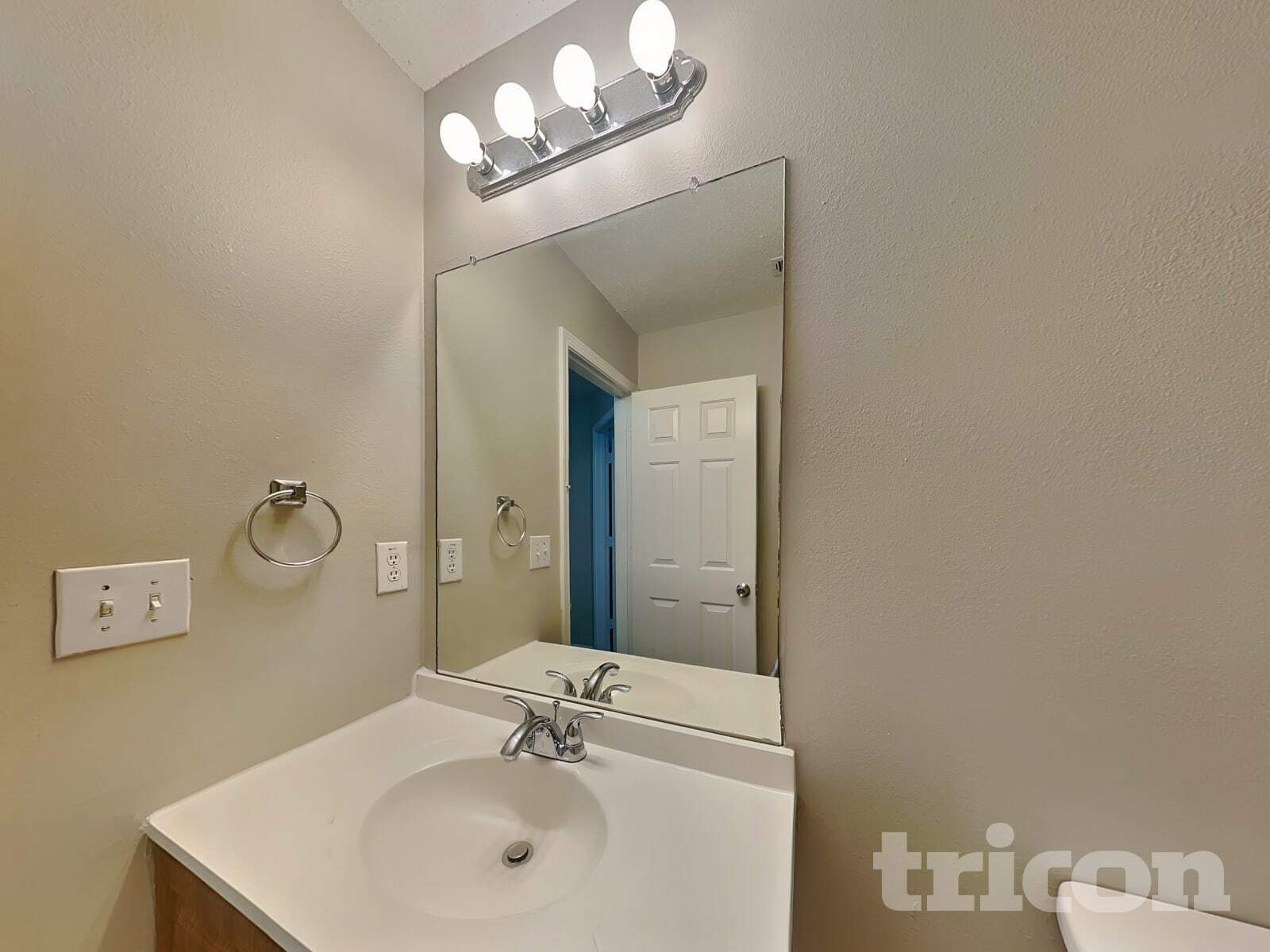 Building Photo - 2000 Farm Hill Ct