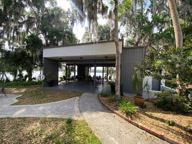 Building Photo - Beautiful Lakefront Condo!