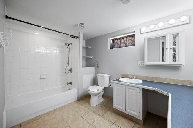 Building Photo - 5 Bedroom Northeast Spokane Home! - Availa...