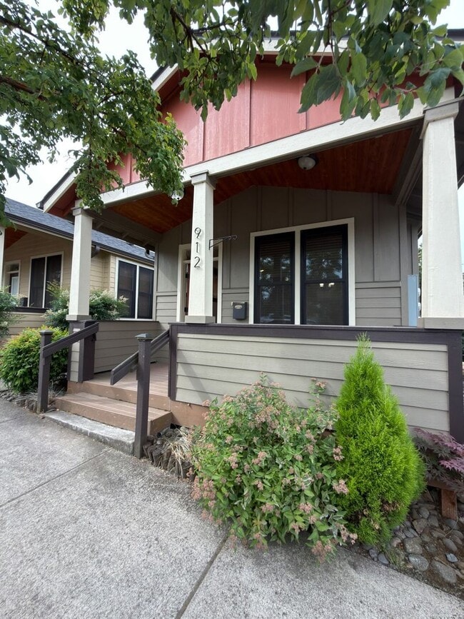Building Photo - Gorgeous Cottage in Oregon City~ Hardwood Floors~ Private Back Area~ Washer/Dryer~ A/C