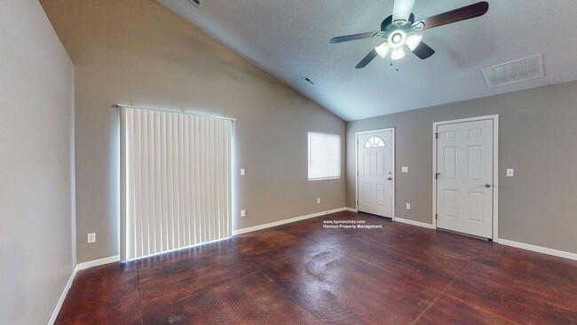Building Photo - 3 Bed 2 Bath Duplex Unit Near 13th & Zoo Blvd