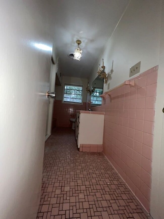 Building Photo - 2524 W Hillsboro St