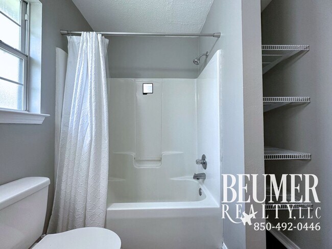 Building Photo - 3 bedroom 2 bath home with Beautiful Backyard