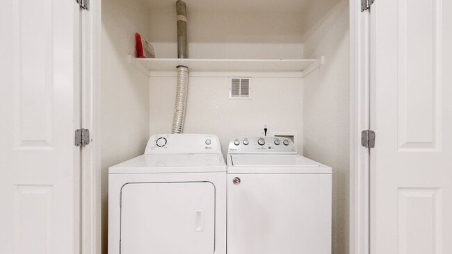 Building Photo - Remodeled 2 BR/2 BA Unit near Edora Park/Epic and Spring Creek Trail