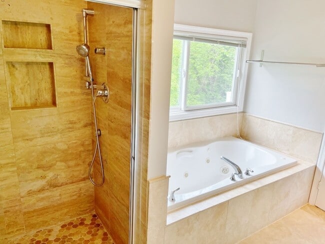 Building Photo - Beautifully updated single family home in ...