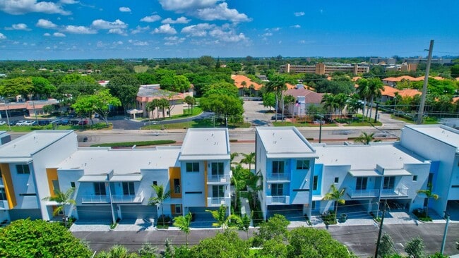 Building Photo - Yamato Villas Townhomes - Boca Raton