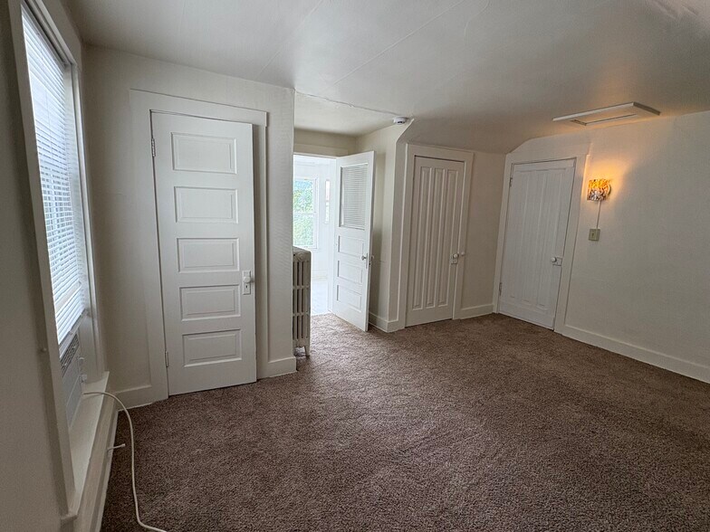 Building Photo - 315 E Davenport St