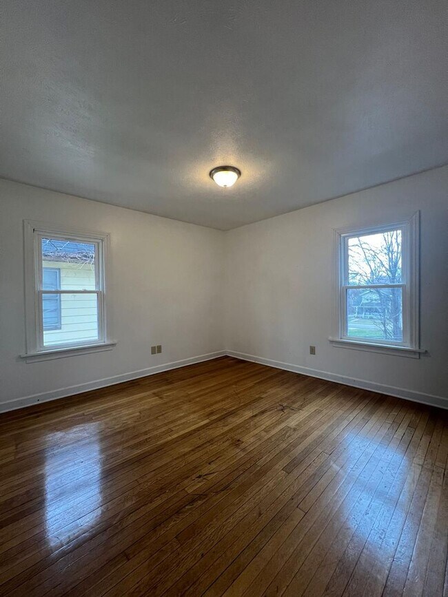 Building Photo - 14221 Glenside Rd