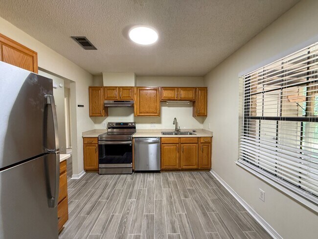 Building Photo - 1035 Peakview Dr