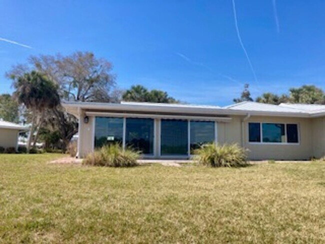 Building Photo - Waterfront condo with community pool!