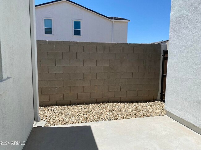 Building Photo - 4853 E St John Rd