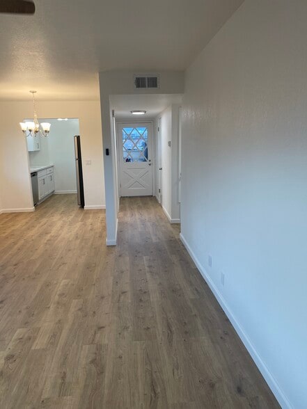 Entry - 1265 Manchester Dr