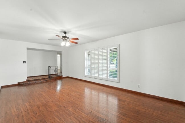 Building Photo - Inviting 3-bedroom, 2-bathroom home in the...