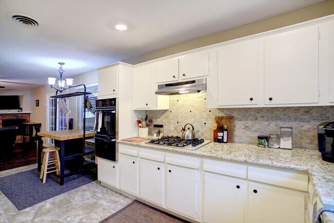Building Photo - 4 Bd, 2 Ba for Lease | N. Arlington