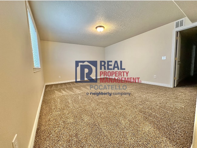 Building Photo - Beautiful 4 bedroom 3 bath house - attached garage