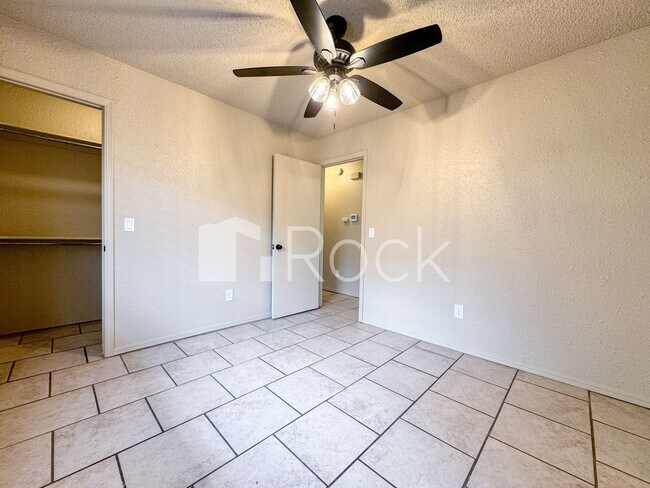 Building Photo - 7024 Woodlake Dr