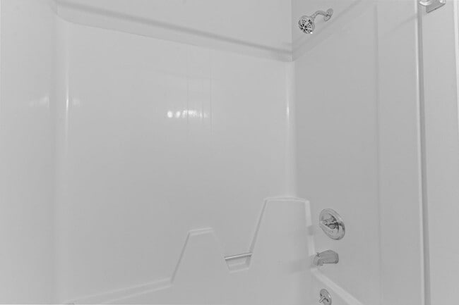 Building Photo - AVAILABLE NOW - Updated 2 Bedroom Duplex w...