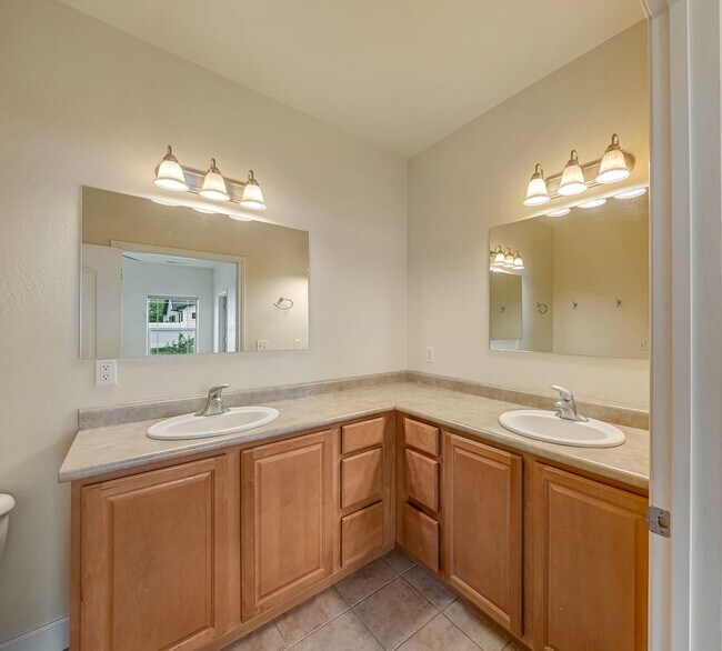 Building Photo - 832 Montclair Dr