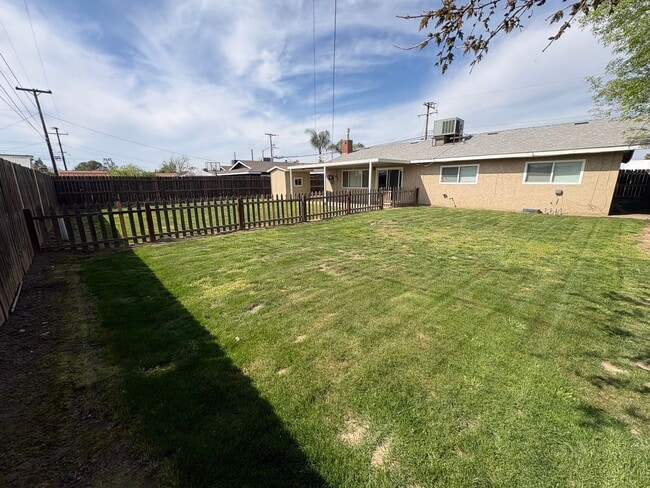 Building Photo - Spacious SE Tulare Home Near Shopping Centers Rent Ready!