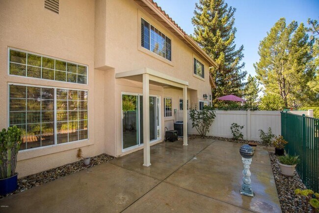 Building Photo - Modern Comfort Meets Tranquil Living in Newbury Park