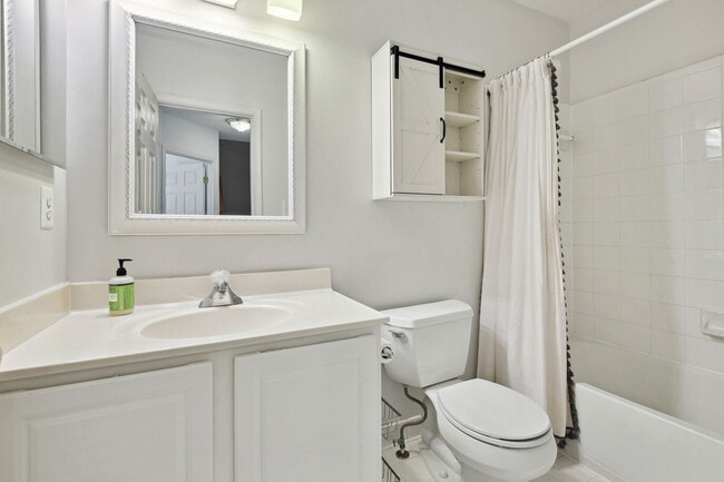 Building Photo - 557 Longhorn Crescent