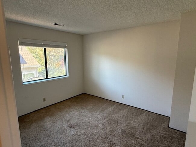 Building Photo - 3-Bed / 2.5 Bath Home in Quiet Benicia Hil...