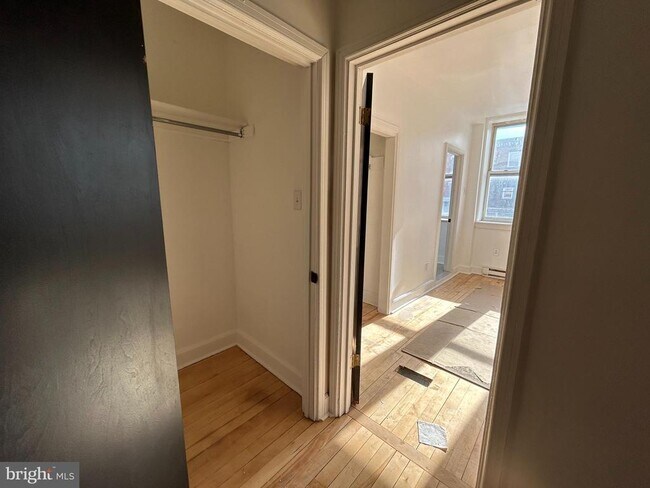 Building Photo - 2823 W Girard Ave