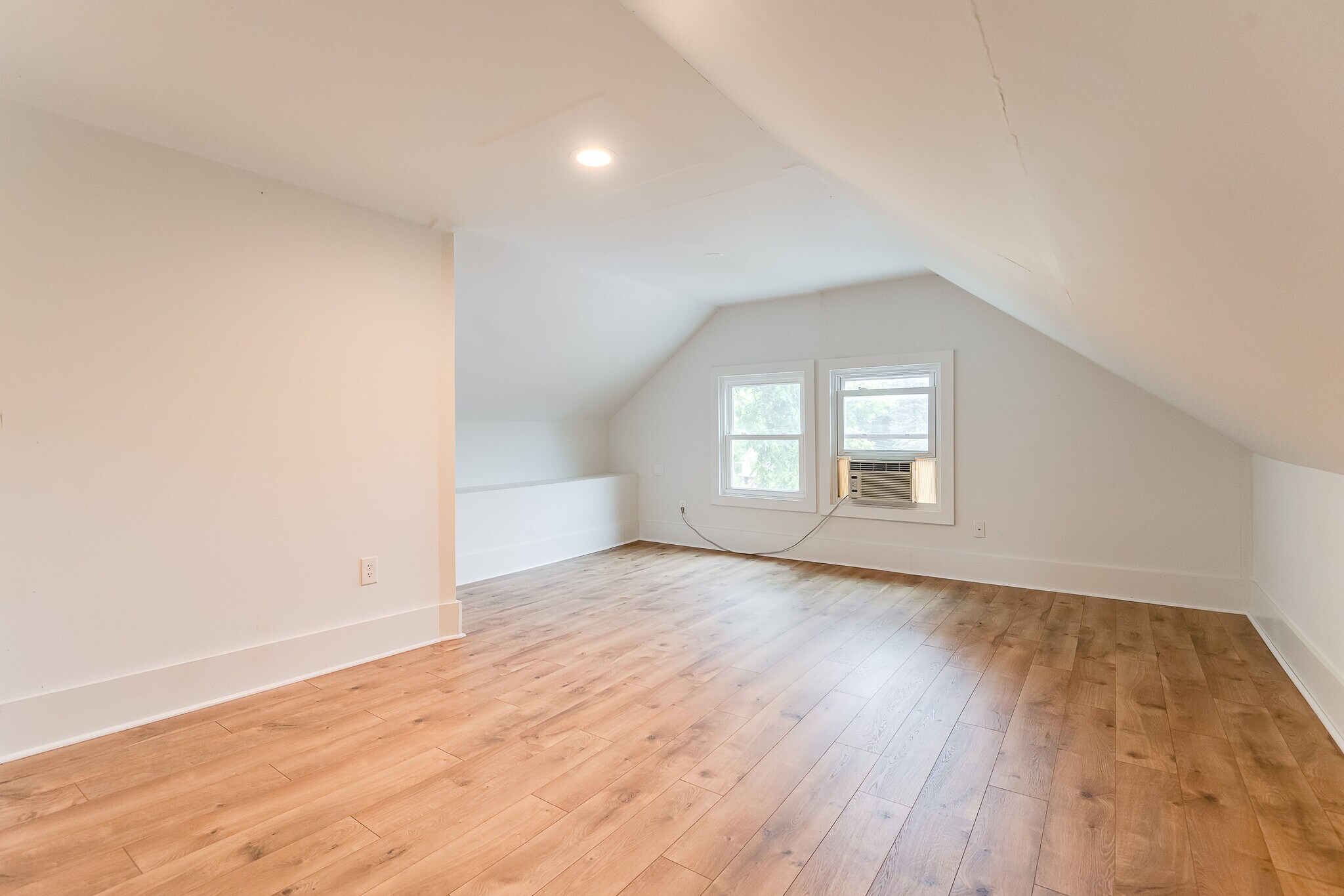 Building Photo - 522 Newton Ave N