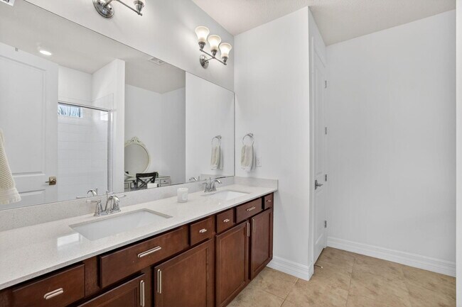 Building Photo - 4651 Pinehurst Trl E