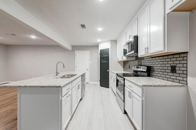 Building Photo - 6708 Manor Dr