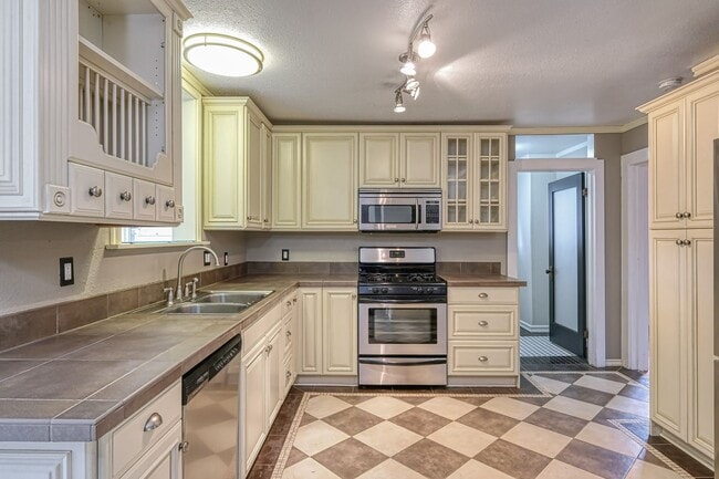 Building Photo - Charming 2 Bedroom, 1 Bathroom Chalet.