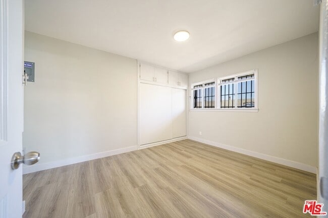 Building Photo - 810 W 62nd St