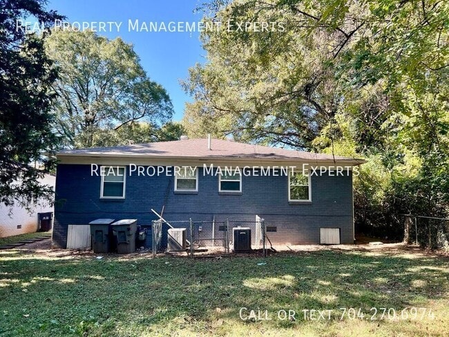 Building Photo - 2501 Eastway Dr
