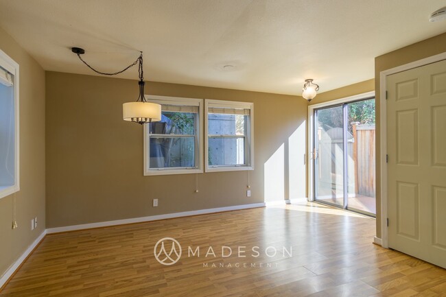 Building Photo - One Month Free Rent! Spacious Magnolia 3 B...