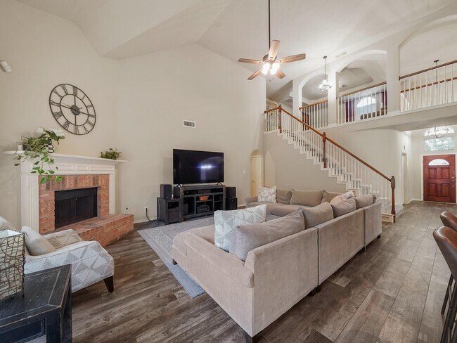 Building Photo - 719 Rock Springs Dr