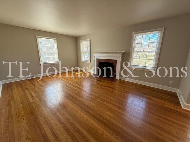 Building Photo - Charming 2BR Home Near Silas Creek Pkwy with Hardwood Floors & Carport