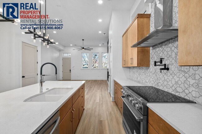 Building Photo - Brand new luxury townhome in East Nashvill...