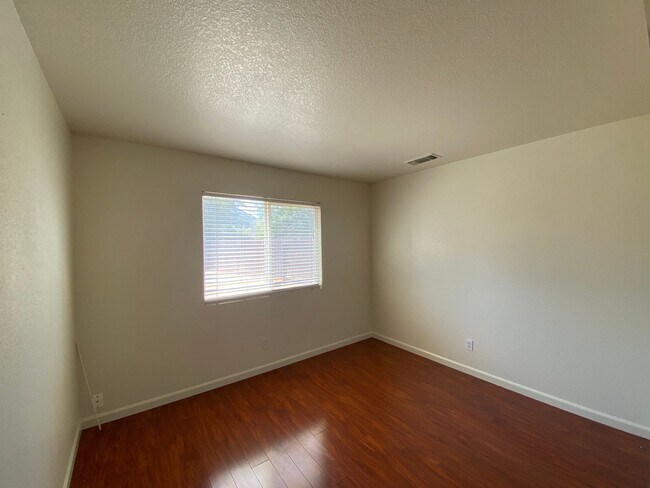 Building Photo - Spacious & Nice!