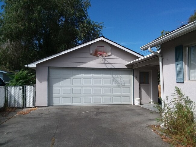 Building Photo - N. 24th Ave 2 bedroom House w/DOUBLE GARAGE!