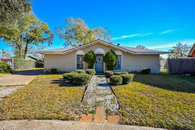 Building Photo - 9630 Glenwood Forest Dr