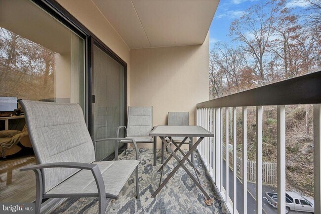 Building Photo - 1704 N Park Dr