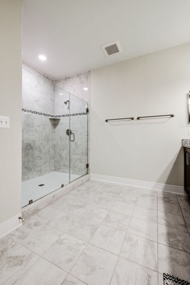 Building Photo - Updated 3br/2.5ba Condo Townhome Alexandria Walk to Metro