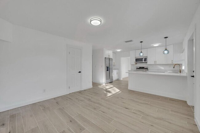 Building Photo - Charming 3 Bedroom, 2 Bathroom House!