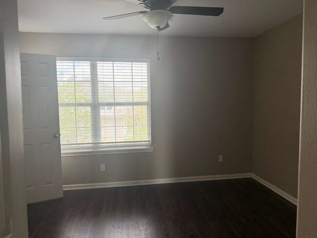 Building Photo - 6055 Yorkglen Manor Ln