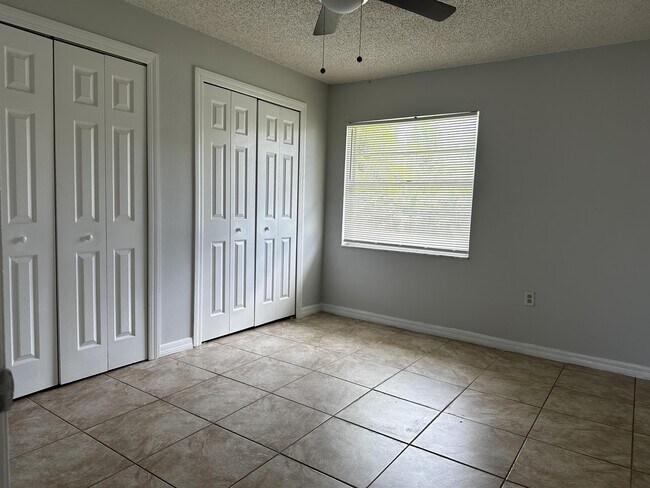 Building Photo - 1476 Temple Dr