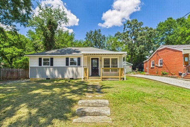 Building Photo - Updated home with New Kitchen, Hardwood Fl...