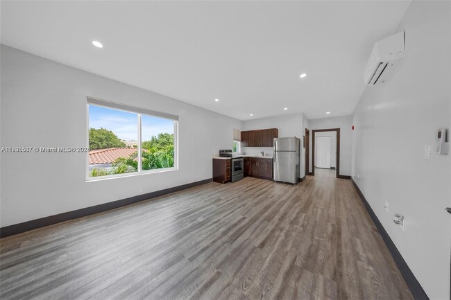 Building Photo - 1020 SW 23rd Ave